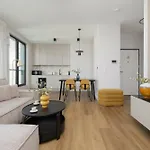 Lägenhet Grzybowska Sophisticated With Balcony & Parking In The Center Of By Renters Prestige Warszawa