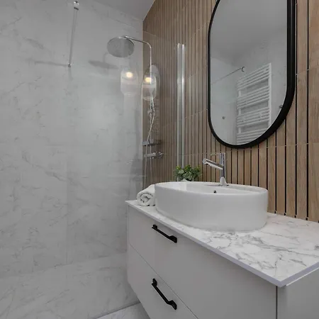 Lägenhet Grzybowska Sophisticated With Balcony & Parking In The Center Of By Renters Prestige