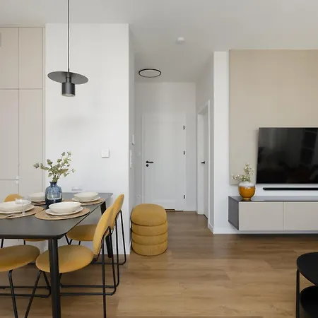 Lägenhet Grzybowska Sophisticated With Balcony & Parking In The Center Of By Renters Prestige Warszawa